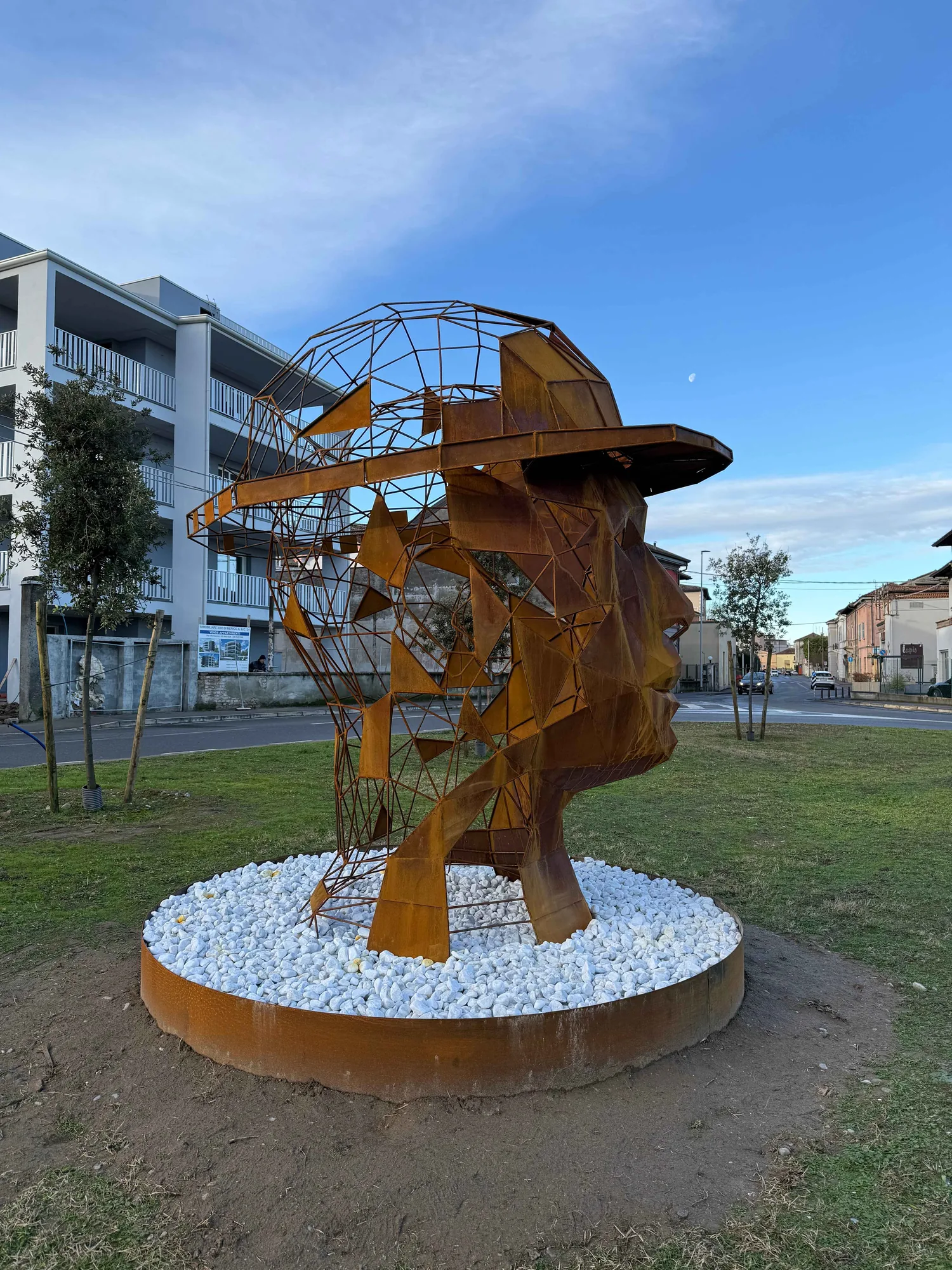 La statua donata da Sicurmas al Comune di Crema